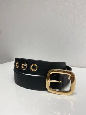 cinturon estrecho de color negro con hebilla dorada