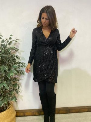 imagen entera del vestido de lentejuelas negro