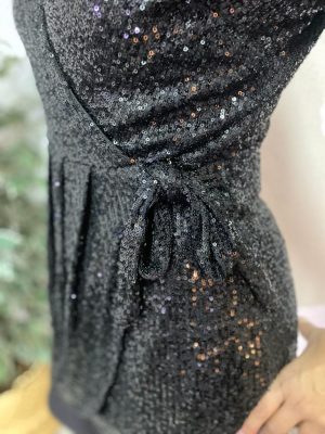 lentejuelas de cerca en el vestido negro