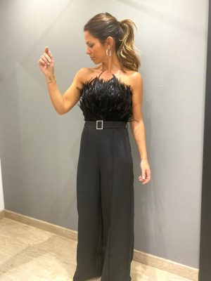 mono de plumas con cinturon de perlas
