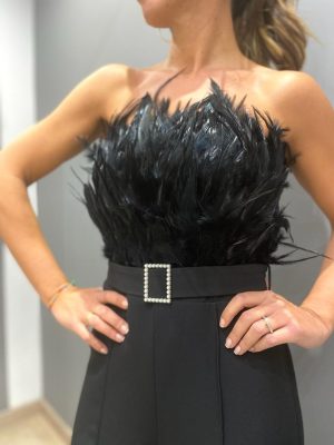 detalle de las plumas en el vestido
