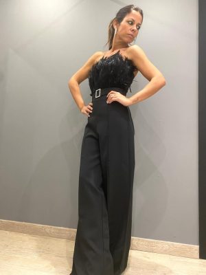 mono de plumas negro con cinturon de perlas