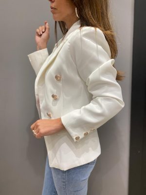 blazer blanco de gala con botones dorados