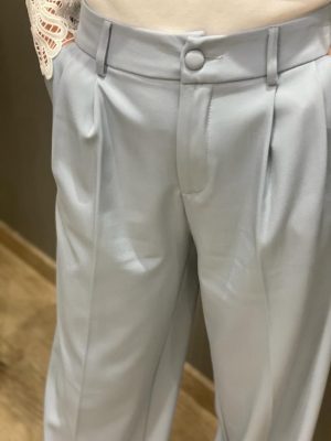 detalle del boton forrado en el pantalon de vestir azul claro con pinzas