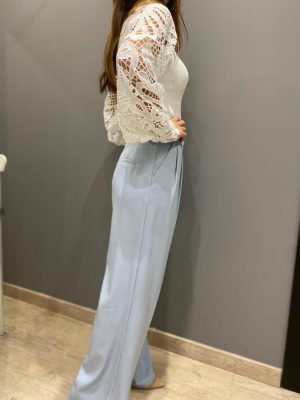 lateral del pantalon de vestir de pinzas azul claro
