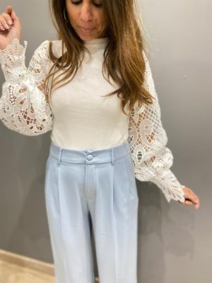 modelo posando con el pantalon de vestir de pinzas azul claro