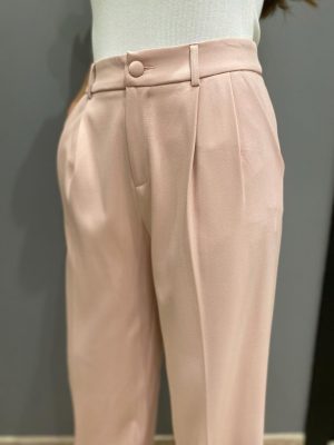 boton forrado en el pantalon de vestir con pinzas rosa
