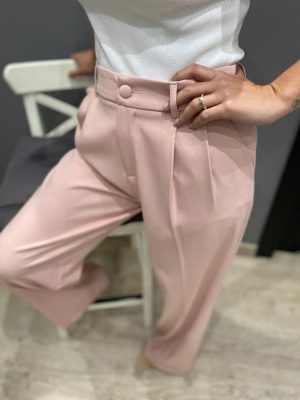 pantalon de vestir con pinzas de color rosa nude