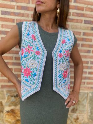 chaleco de flores con tachuelas de color azul