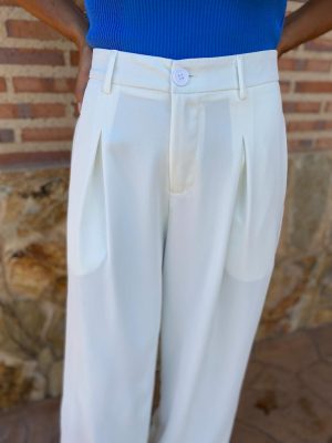 detalle de las pinzas en el pantalon ancho blanco