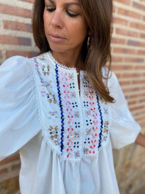 camisa lidia de color blanco con detalles azules y rosas