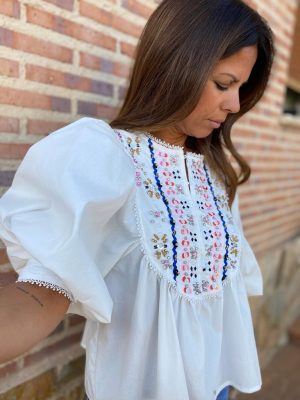 detalle de las piedras pequeñas en la camisa lidia blanca