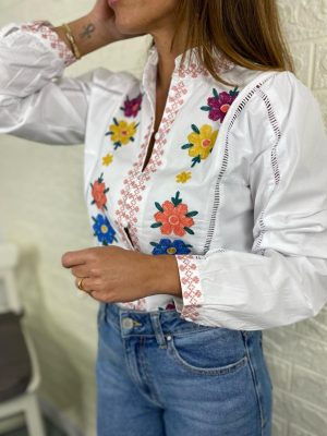 detalle de las flores bordadas en la camisa emma blanca
