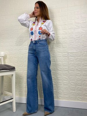 vista completa de la camisa emma con bordados de flores