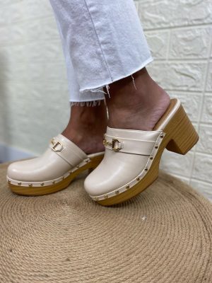 zueco menfis de color beige con hebilla dorada