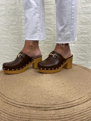 zuecos menfis de color marron con tacones y hebilla dorada