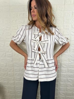 blusa lina abierta de color blanco con rayas negras