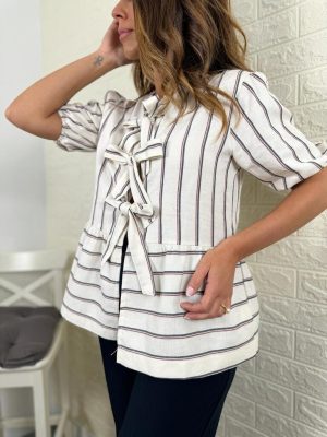 detalle de los lazos en la blusa lina abierta de color blanco