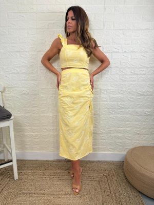 modelo posando con el conjunto lola edicion amarillo