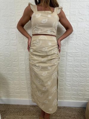 conjunto lola de color beige compuesto de 2 piezas y falda drapeada