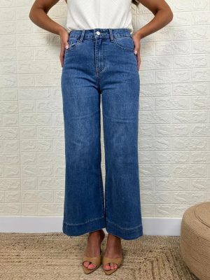 modelo posando con el jeans culotte de color azul