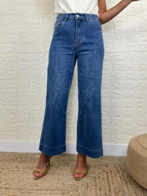 jeans culotte de color azul con pata campana