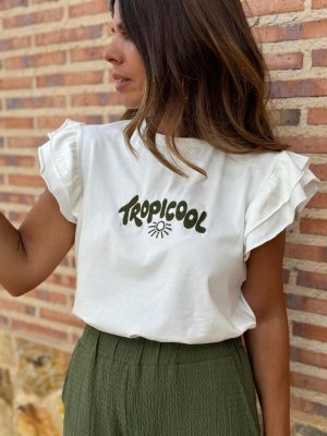 detalle del mensaje tropicool en la camiseta blanca