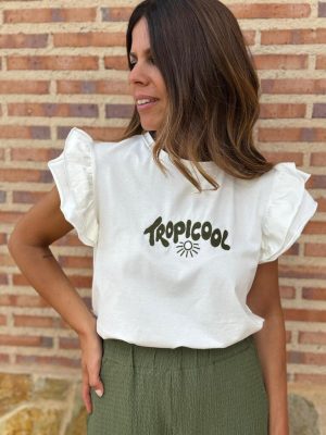 detalle de las hombreras en la camiseta tropicool blanca con letras kaki