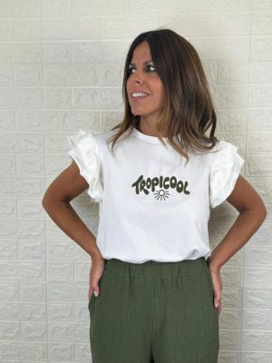 camiseta tropicool de color blanco con letras kaki