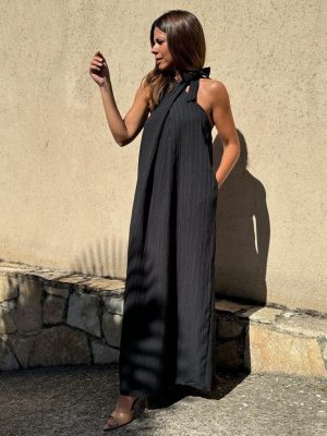 foto en la calle del vestido denisse negro con escote halter