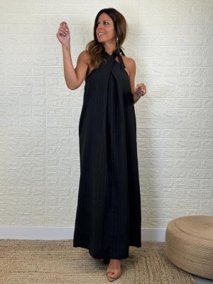vestido denisse de color negro con escote halter
