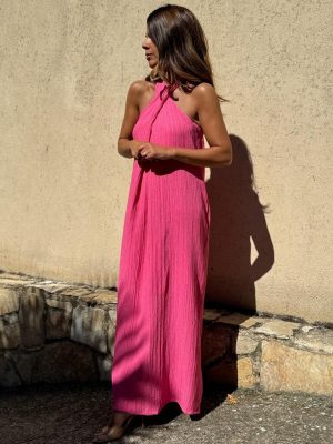 vista en el exterior del vestido denisse de color rosa con escote halter