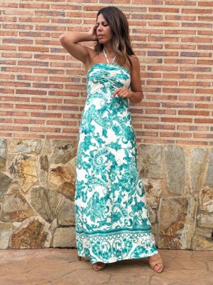 modelo posando con el vestido summer verde agua