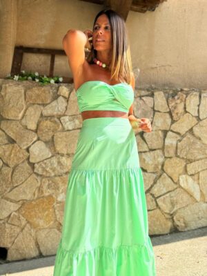modelo posando con el conjunto habana de color aguamarina
