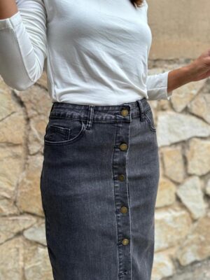 modelo posando con la falda vaquera gris con botones dorados