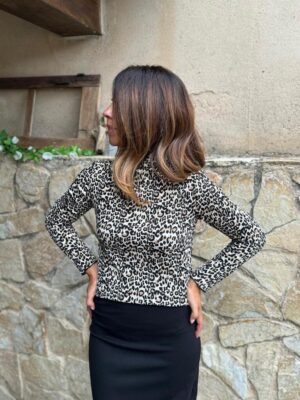 blusa loira con estampado animal print para mujer
