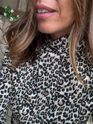 detalle del cuello de la blusa loira con estampado animal print