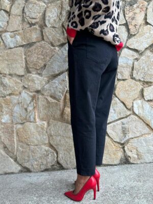 detalle de la parte trasera del pantalon baggy de color negro