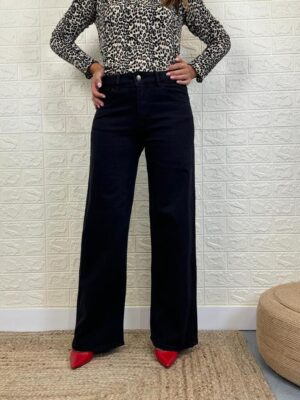 modelo posando con el pantalon city color negro