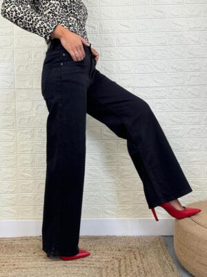 detalle de la pata ancha y recta del pantalon city negro