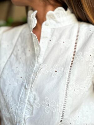 detalle del troquelado en la camisa valery de mar de rosas