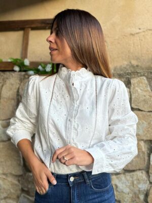vista completa de la camisa valery combinada con un pantalon vaquero