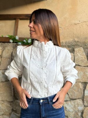 modelo posando con la camisa valery con puntilla