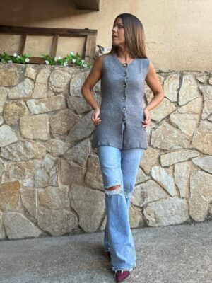 conjunto de chaleco sury color gris combinado con pantalon vaquero