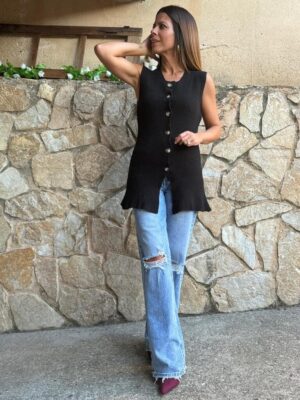 conjunto de chaleco sury negro combinado con pantalon vaquero