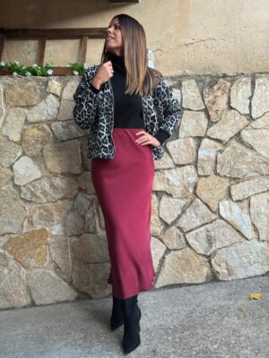 modelo posando con la falda saten de color burdeos