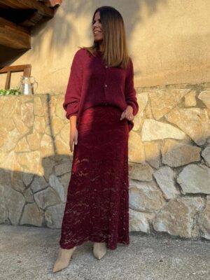 modelo posando con la falda midi de encaje edicion burdeos