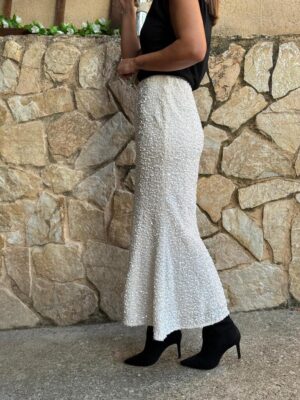 modelo posando con la falda niza de color beige