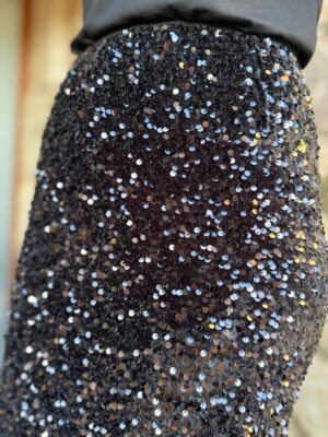 detalle de las lentejuelas de la falda niza edicion negro