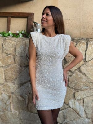 vestido lisa de color blanco con hombreras